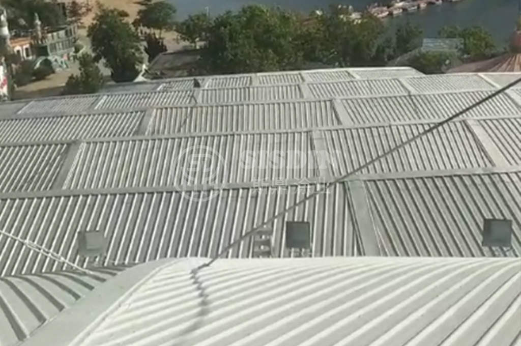 采用HS206彩鋼瓦翻新專用漆底漆，CW350彩鋼瓦翻新專用漆面漆噴涂一底兩面效果