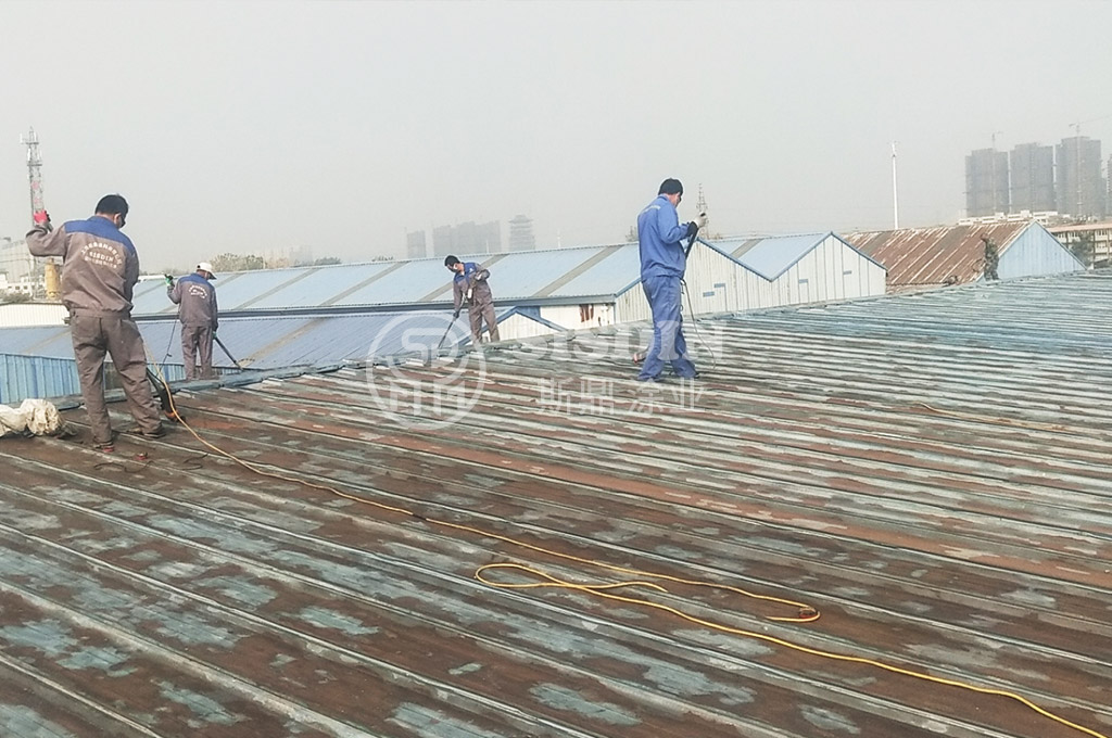 斯鼎廠房金屬屋面彩鋼瓦翻新防腐施工團(tuán)隊(duì)正在該企業(yè)的屋面上施工