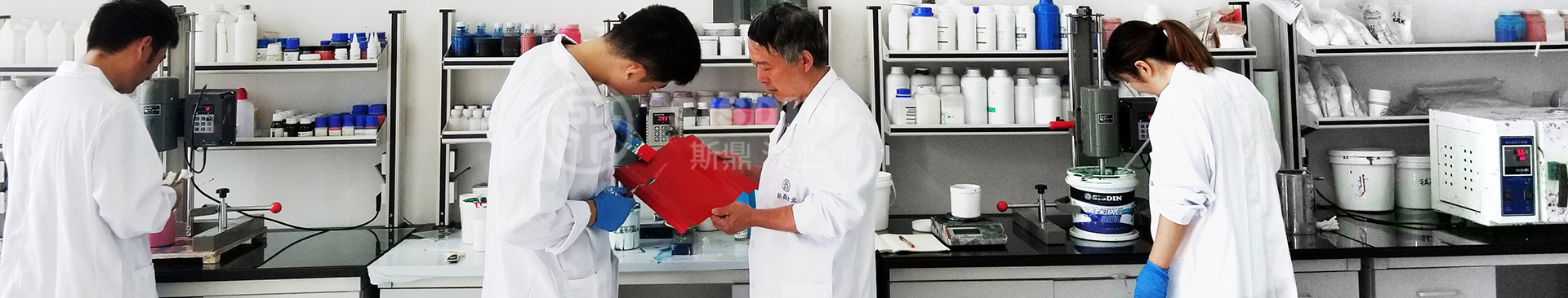 實(shí)驗(yàn)室員工正在仔細(xì)的對耐久型彩鋼瓦翻新專用漆各項(xiàng)性能作測試