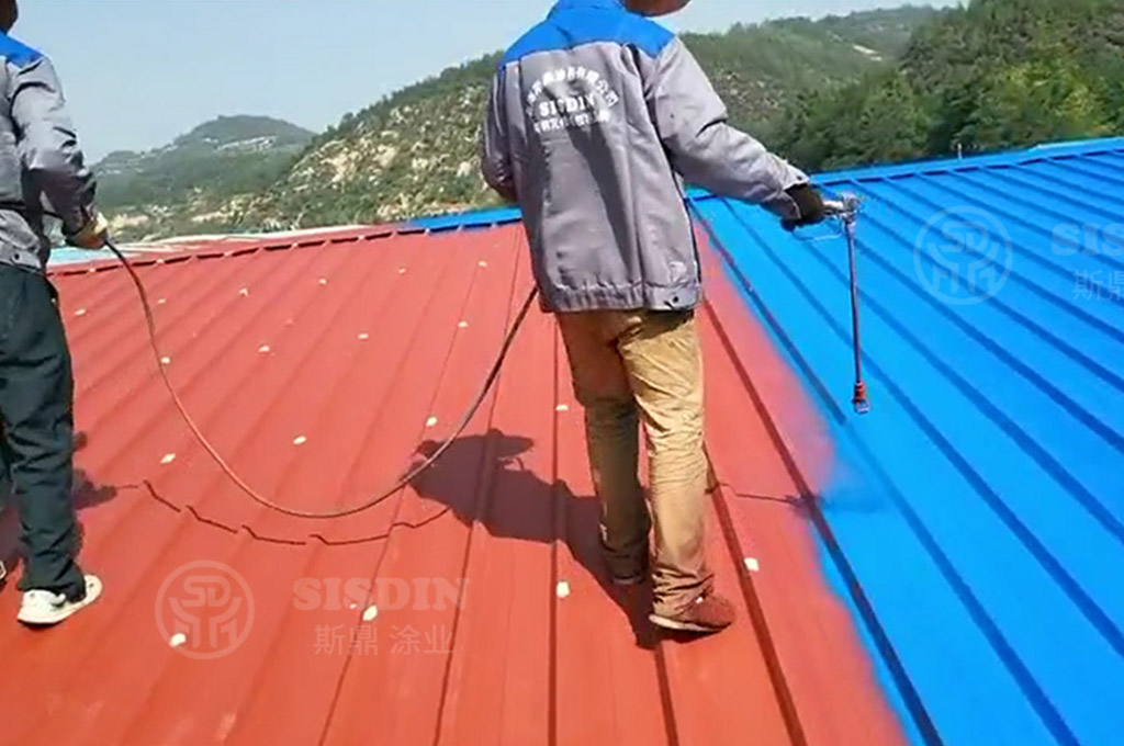 斯鼎施工團隊正在噴涂彩鋼瓦翻新專用漆