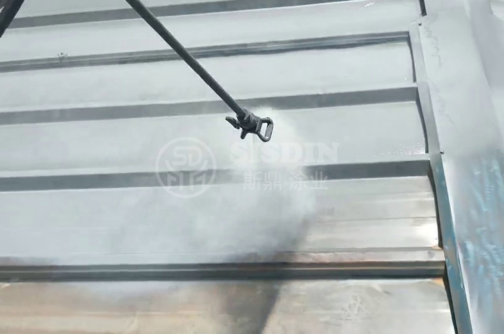 斯鼎高質量彩鋼瓦翻新專用底漆噴涂在一大型企業(yè)的金屬屋面上
