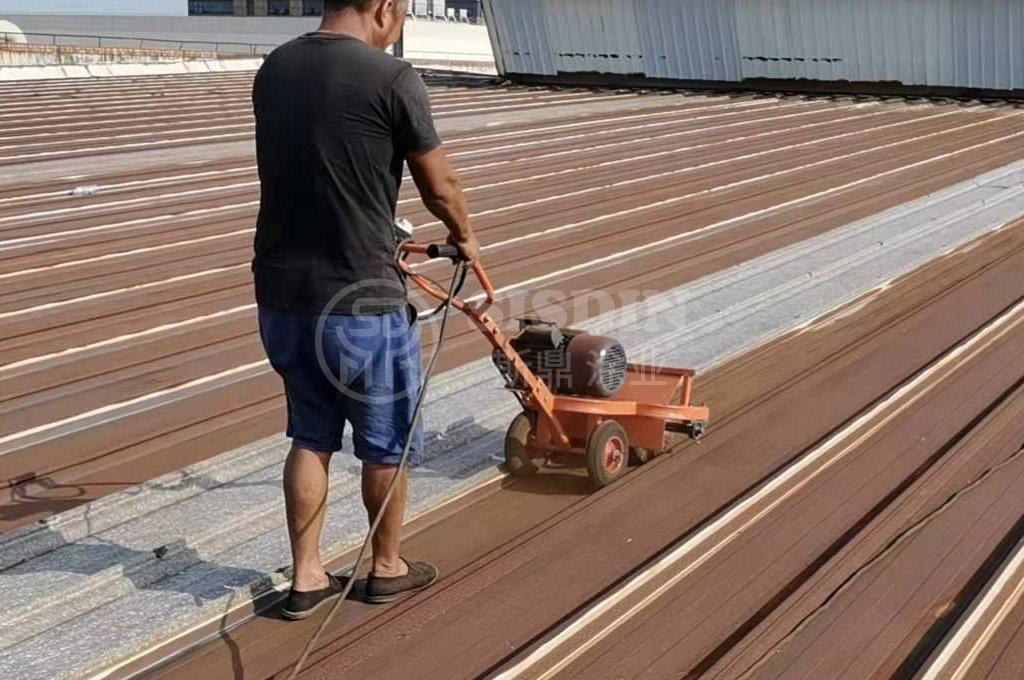 使用打磨機進行打磨除銹