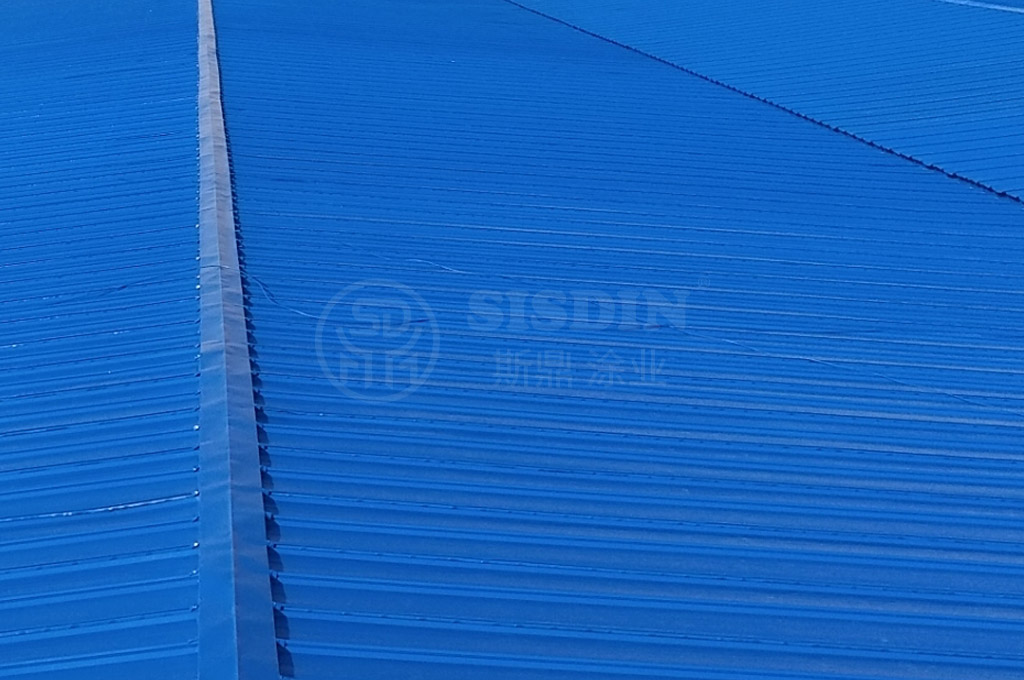 由斯鼎合作施工隊施工的一大型廠房屋面，在斯鼎技術(shù)人員的指導(dǎo)下未發(fā)生過彩鋼瓦翻新漆漆膜脫落