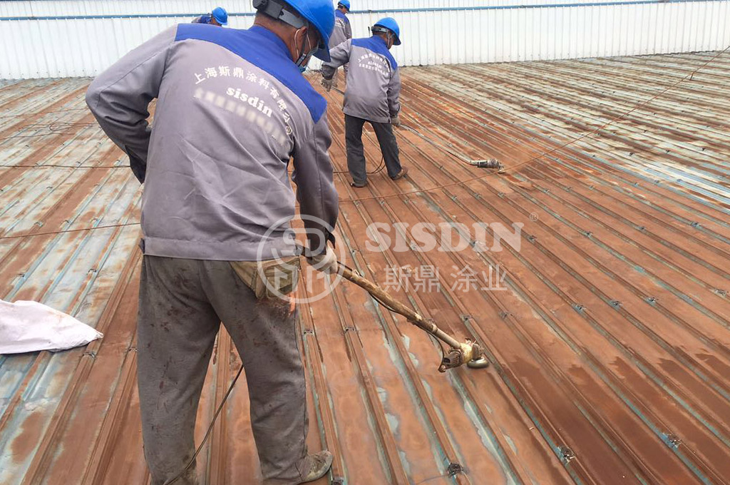 斯鼎合作的彩鋼瓦翻新防腐施工團(tuán)隊(duì)正在作業(yè)中