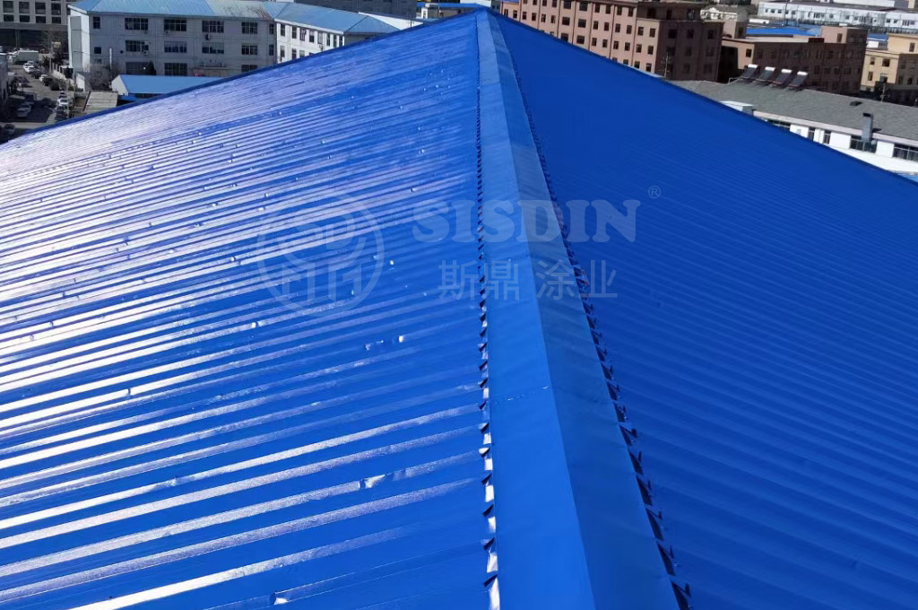 采用斯鼎優(yōu)質(zhì)的彩鋼瓦翻新專(zhuān)用漆噴涂的金屬屋面效果