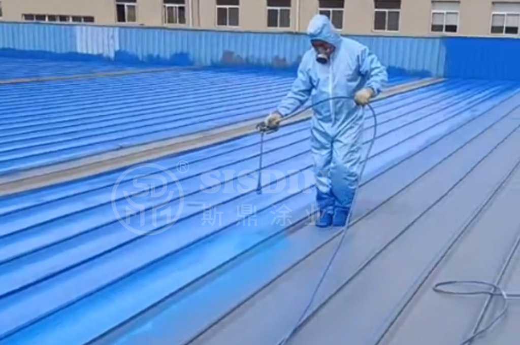 施工隊(duì)正在噴涂斯鼎水性彩鋼瓦翻新專用漆