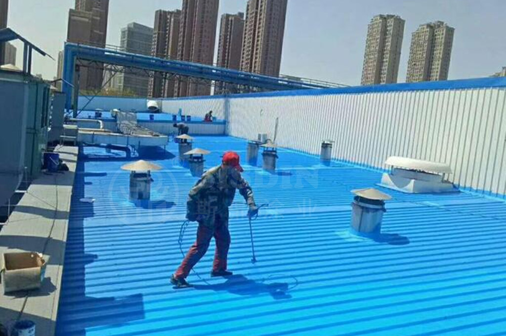 彩鋼瓦翻新施工人員在某廠房金屬屋面上噴涂斯鼎水性彩鋼瓦翻新漆